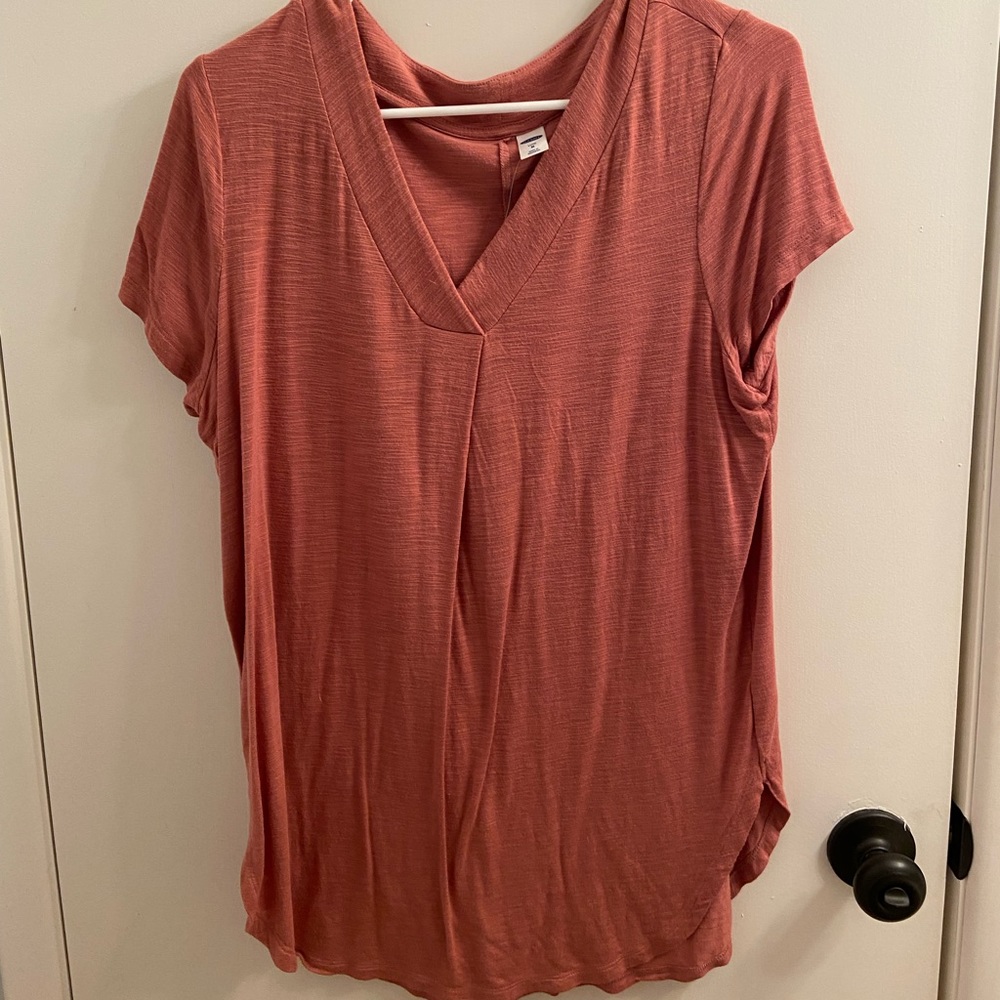Old navy mauve loose fitting t shirt. Size medium.